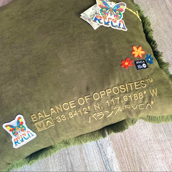 🔥🔥RVCA - LARGE MEL G THROW PILLOW CUSHION🔥🔥 - Picture 2 of 4